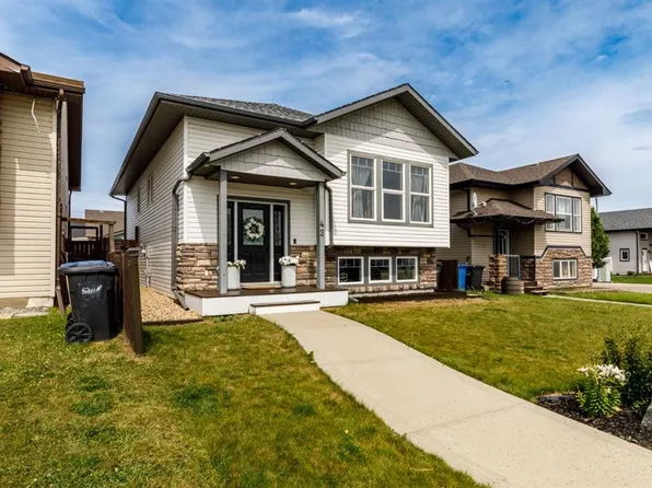 42 S Hawthorne Way, Penhold, AB T0M 1R0