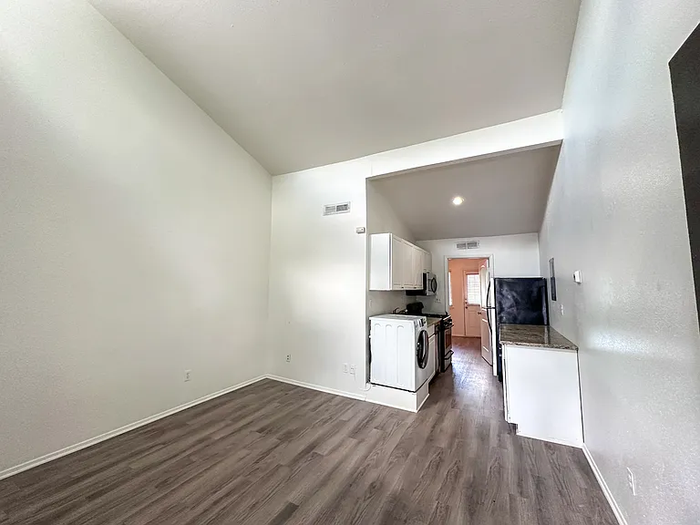1106 W 22nd St #7 — Photo 4