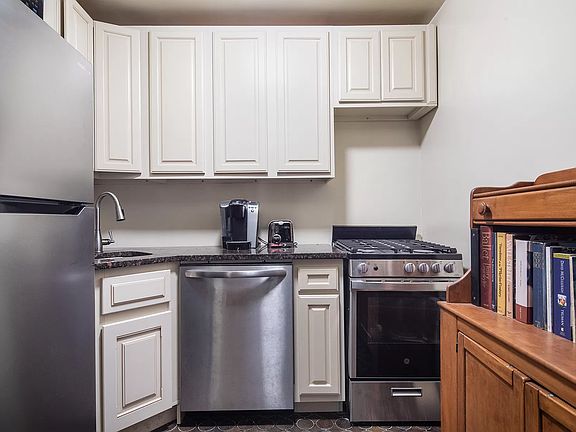 2nd image of 105 W 70th St APT 2R