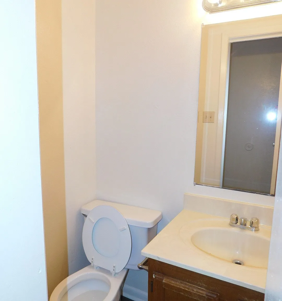 2 bed, 1.5 bath, 872 sqft, $1,050 — Photo 4