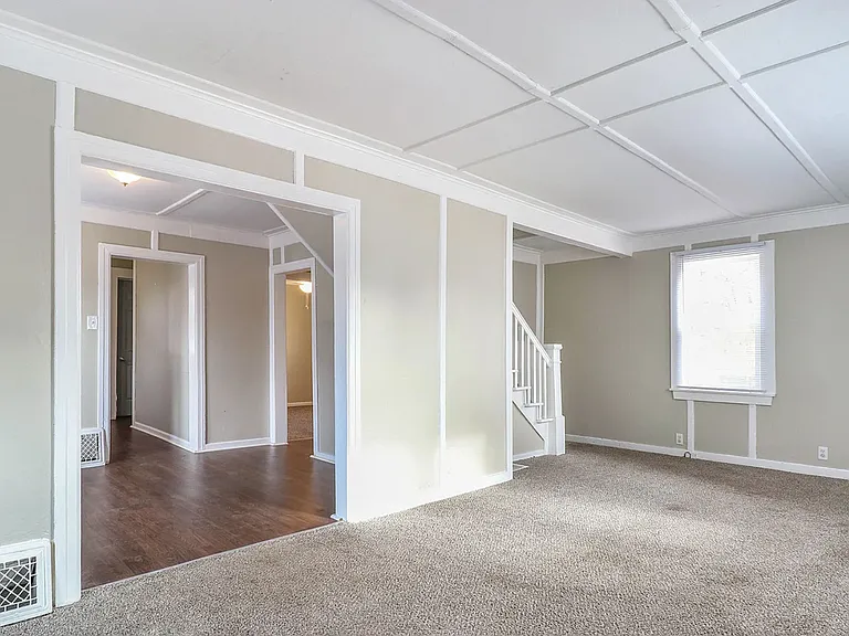 405 E Woodside St — Photo 3