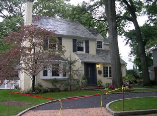 8 Lake Dr E, Valley Stream, NY 11580