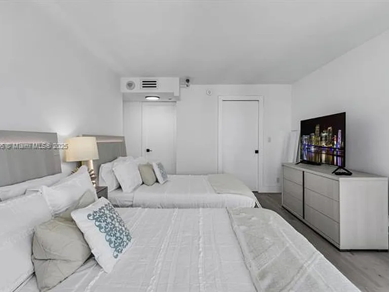 2555 Collins Avenue Cu #2200 — Photo 29