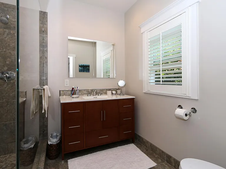 2050 Brewster Ave — Photo 20