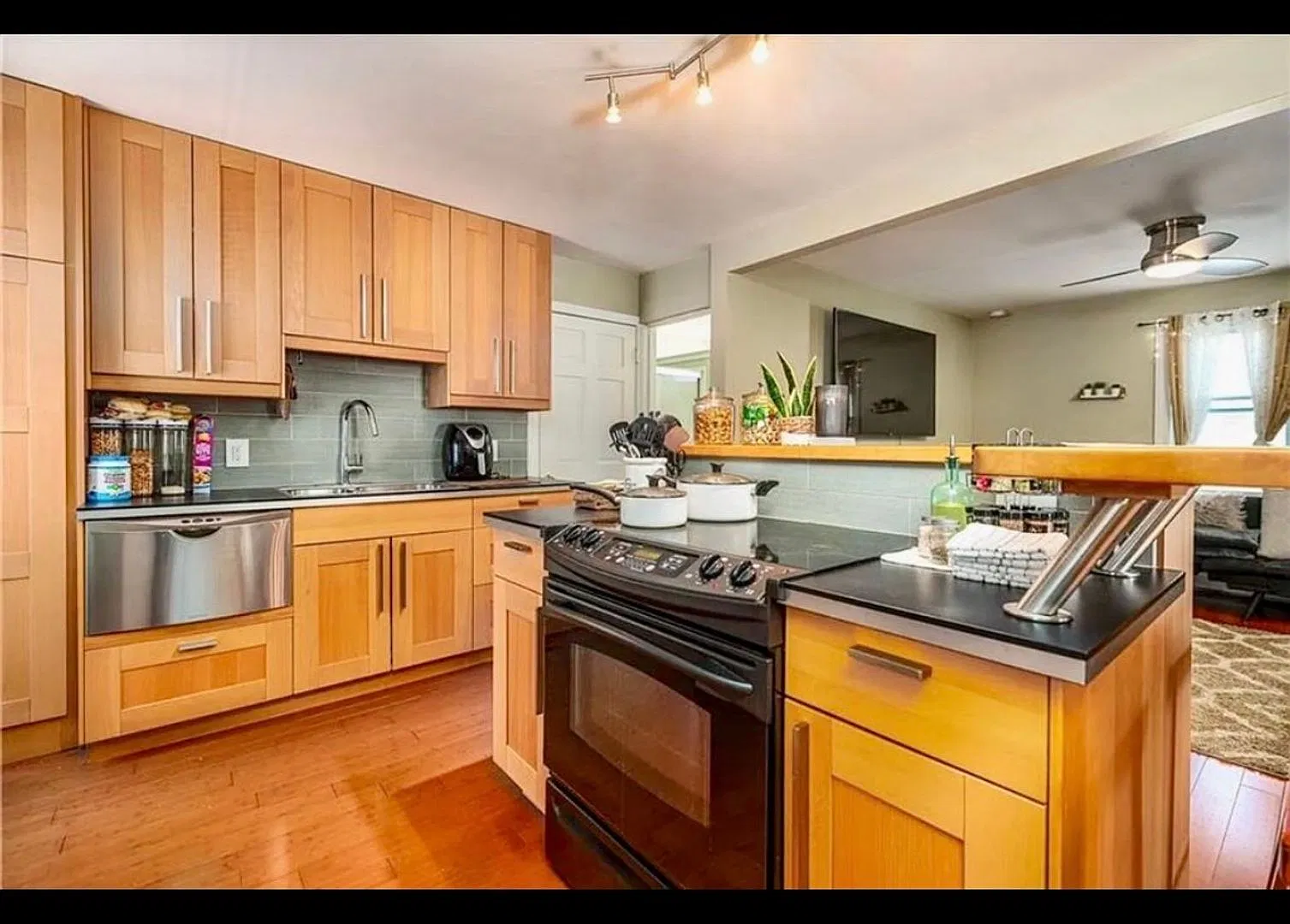 211 Carpenter Street — Photo 1