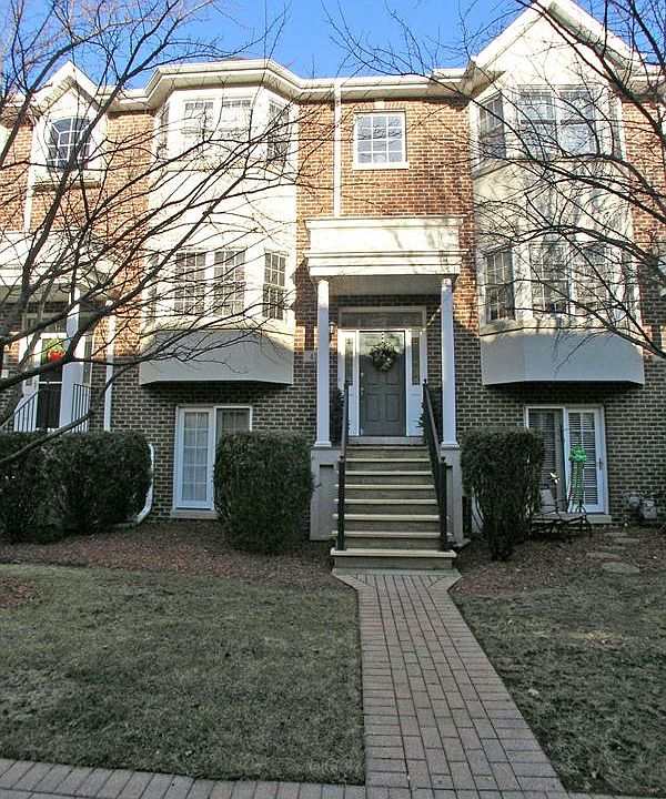 2nd image of 421 W Hillgrove Ave