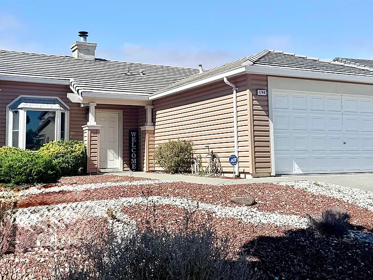 1746 Highland Cir — Photo 1