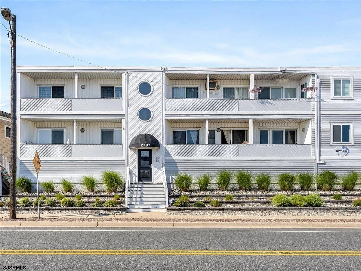 2 bed, 1.0 bath, $2,500 — Photo 2