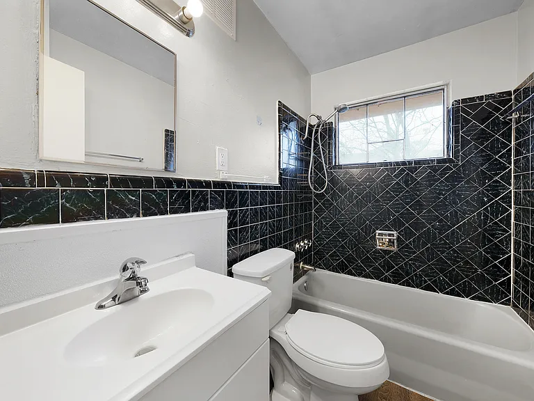 517-523 S Travis St #10 — Photo 13