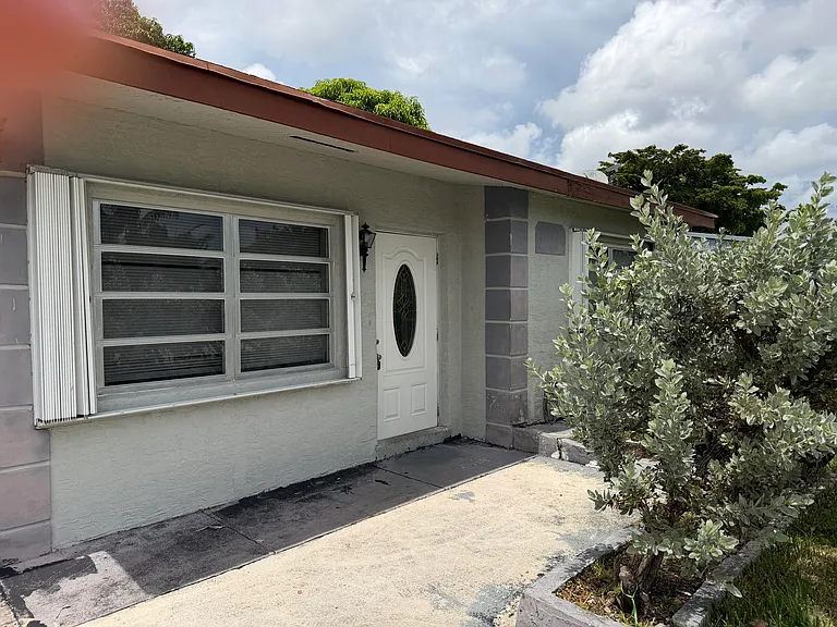 6129 SW 22nd St — Photo 1