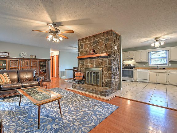 3rd image of 399 Wilcox Cir