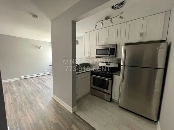 663-518 W Grace St, Chicago, IL
