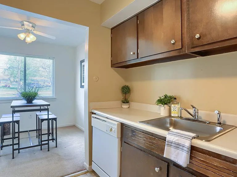 Twin Lakes Apartments — Photo 2