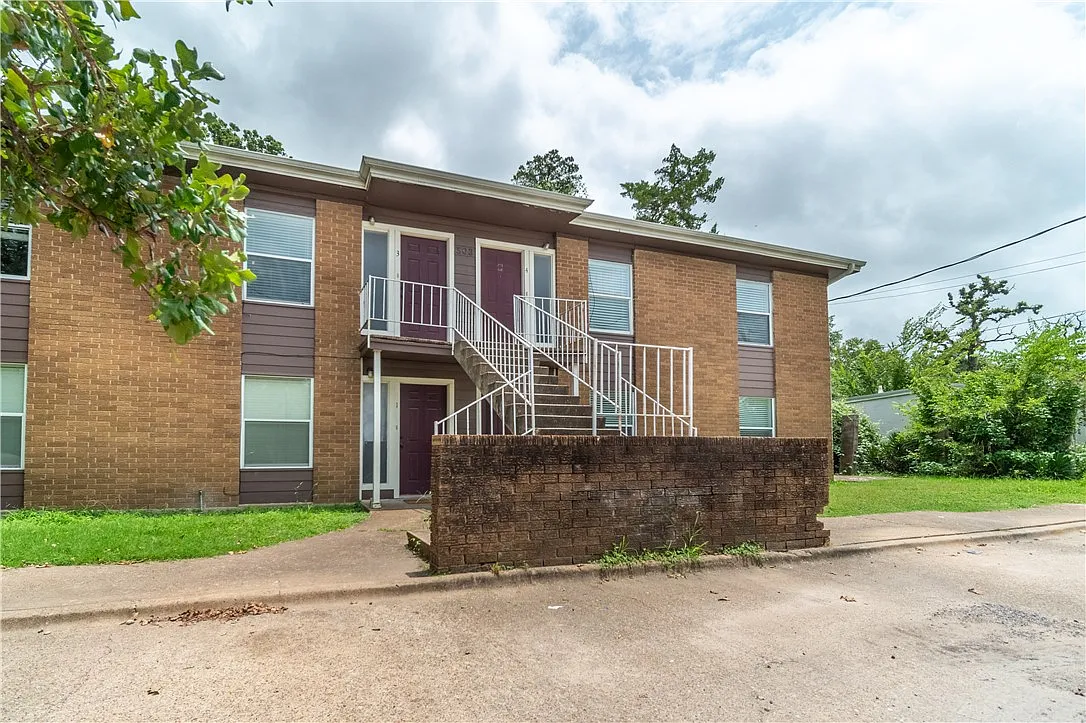 2 bed, 810 sqft, $925 — Photo 1