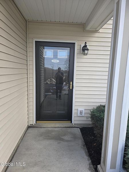 4th image of 208 N Ridge