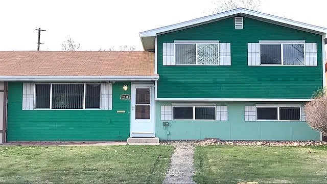 2138 Gunnison Ave