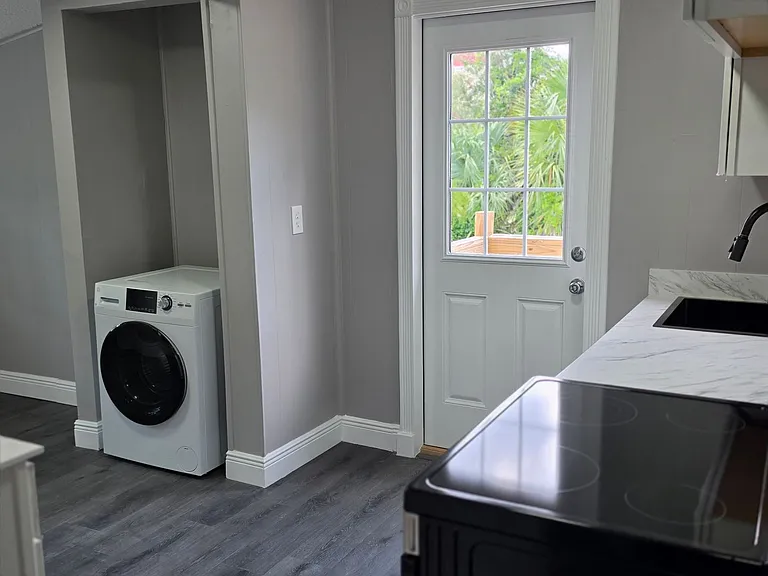 202 Luella Ct — Photo 14