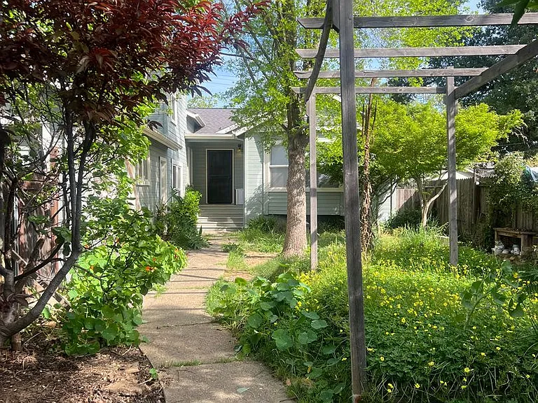 5017 10th Ave — Photo 1