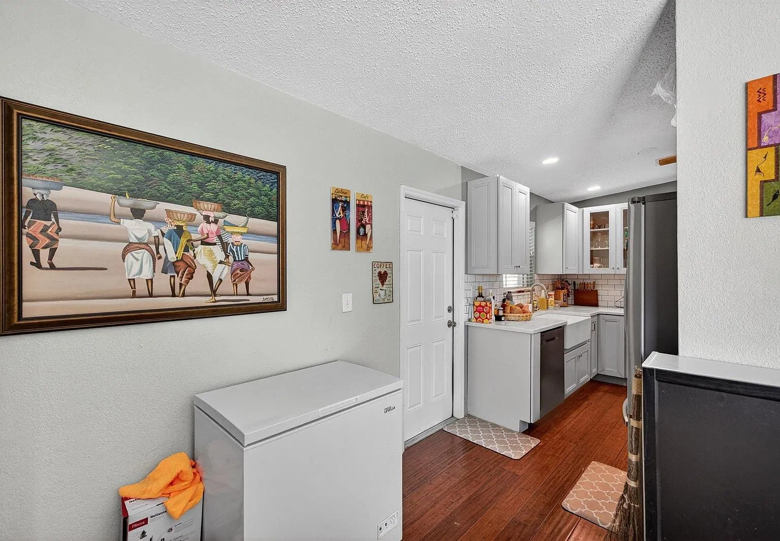3 bed, 2.0 bath, 1643 sqft, $4,000 — Photo 3