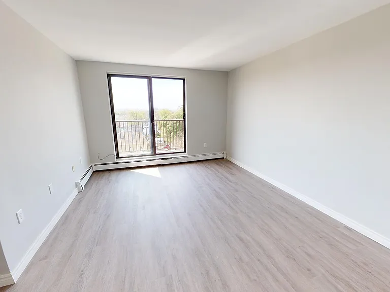 470 Dundas St — Photo 33