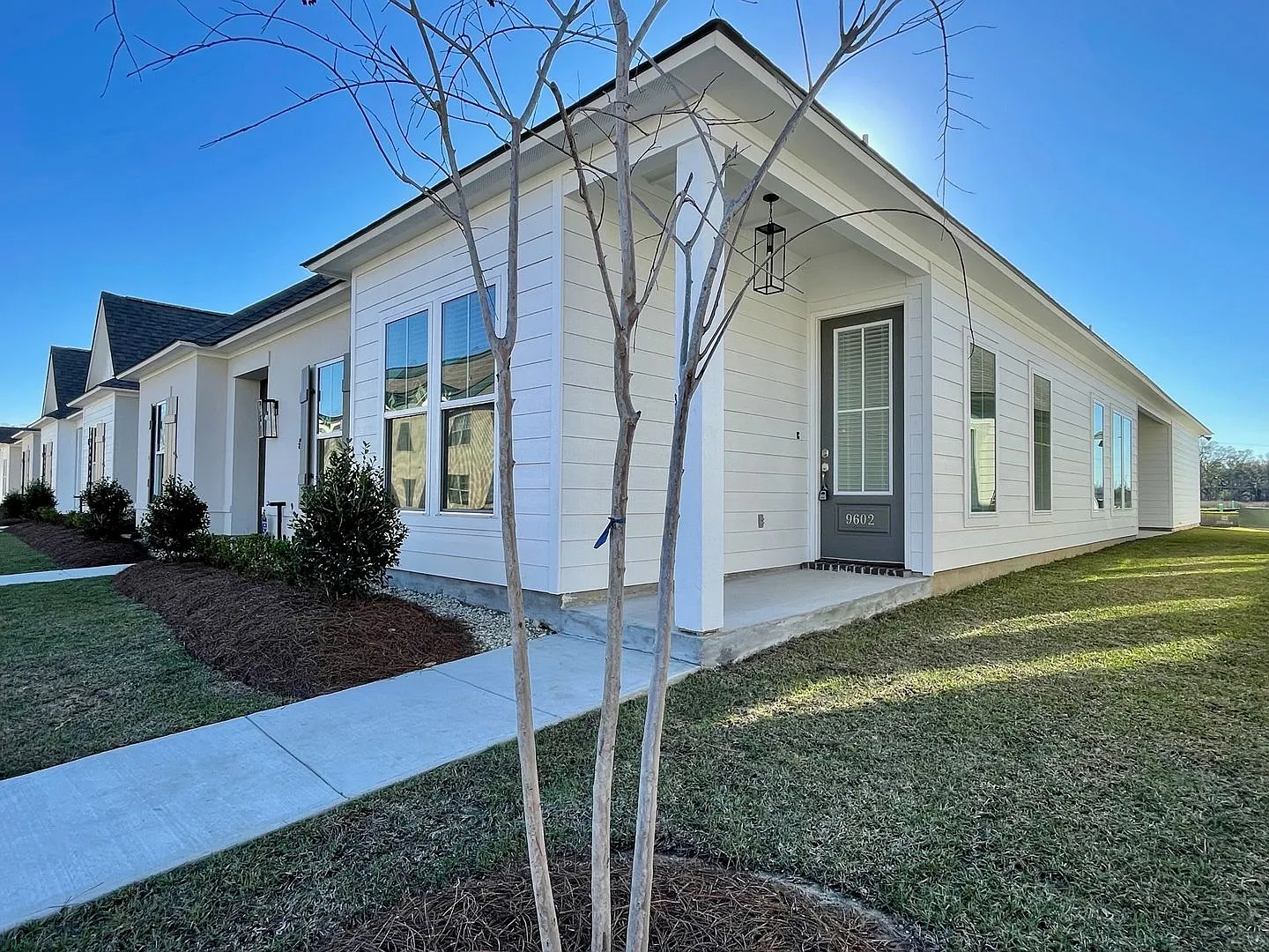 Beautiful 3 bedroom 2 bath end unit with side porch! — Photo 3