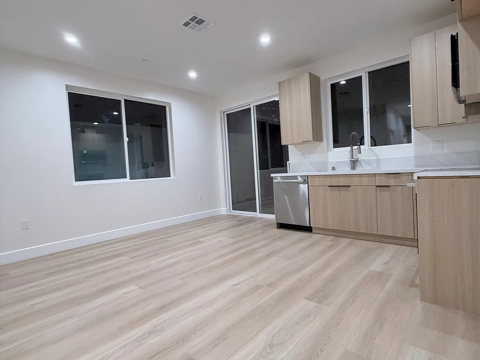 2 bed, 856 sqft, $3,800 — Photo 2