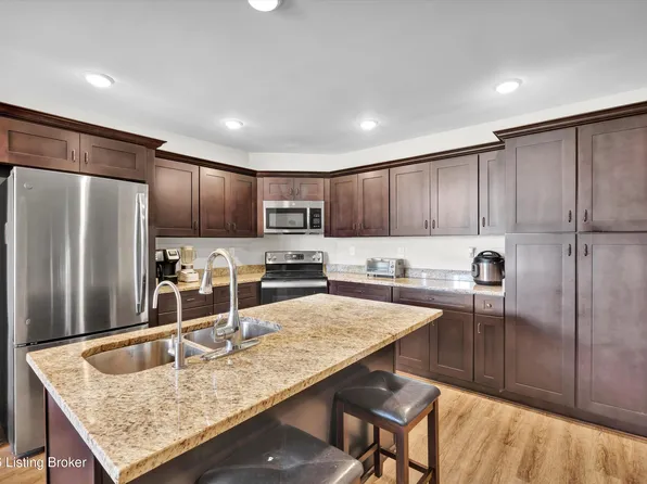 11402 River Falls Dr, Louisville, KY 40272