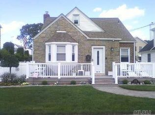 215 Ribbon St, Franklin Square, NY 11010