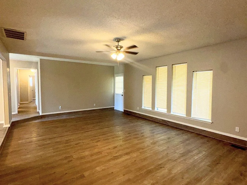 11629 Kings Circle Oklahoma City OK 73162 — Photo 3