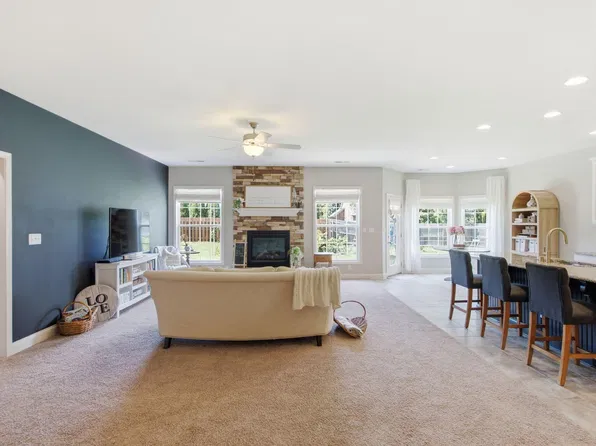 325 Gleneagles Way, Versailles, KY 40383