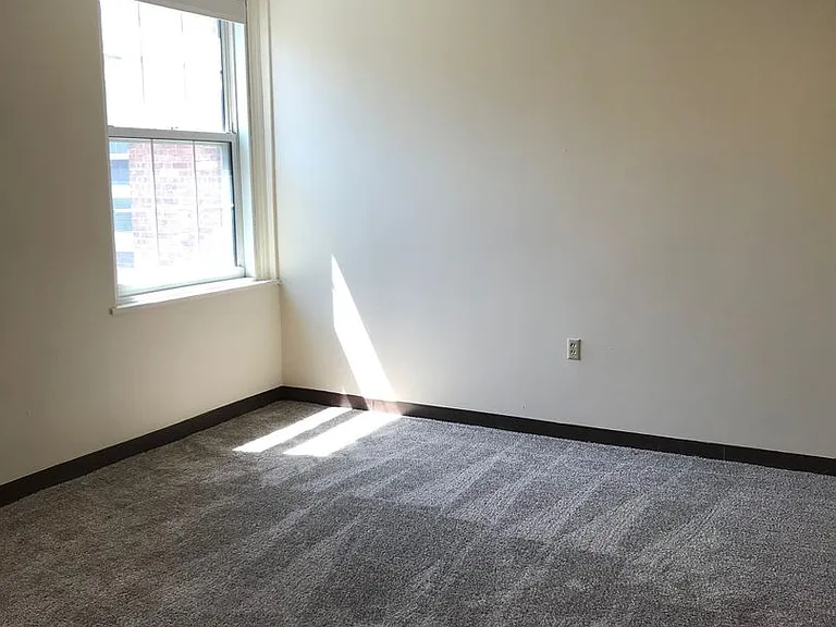 Cass Street Apartments — Photo 6