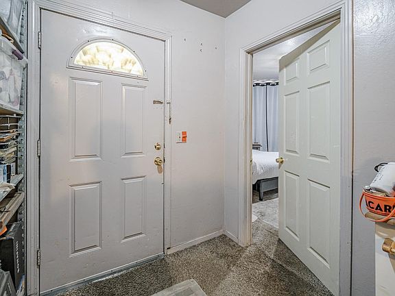 5th image of 140 E Riverside Dr