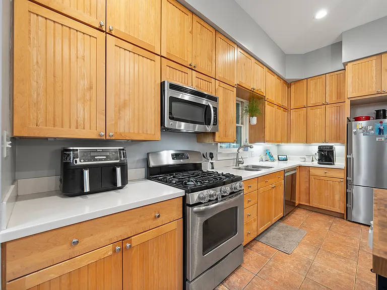 2110 N Dayton St — Photo 13