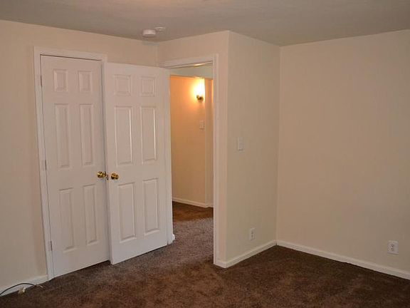 4th image of 390 Carver Cir