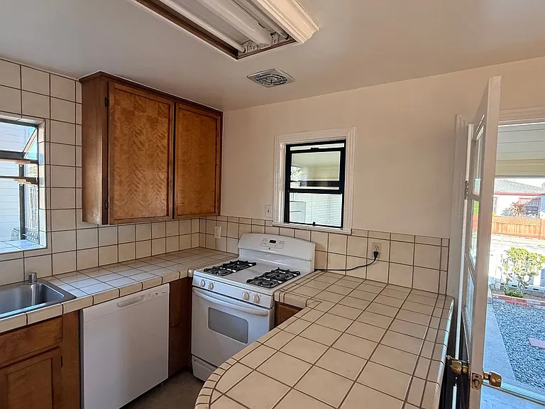 1462 Hilby Ave — Photo 13