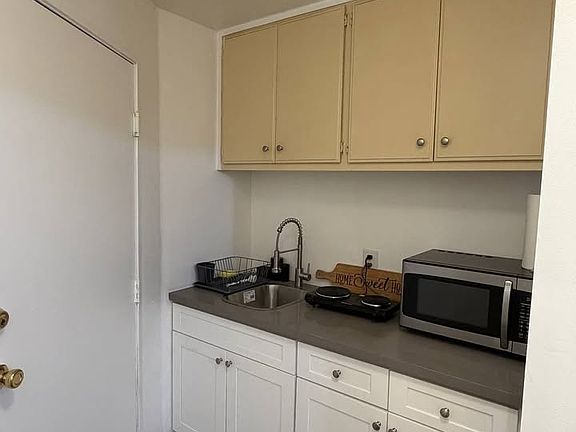 5th image of 19956 Sherman Way APT B