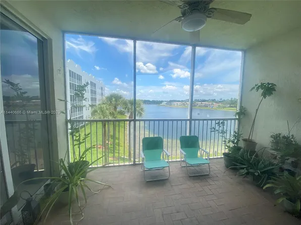 10750 NW 66th St APT 302, Doral, FL 33178