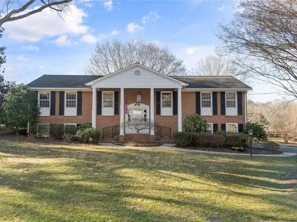 5575 Kane Dr, Pfafftown, NC 27040