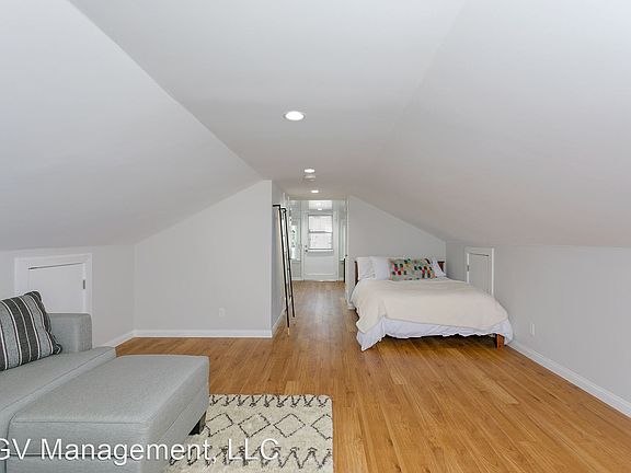 5th image of 130 1/2 Mariposa Ave