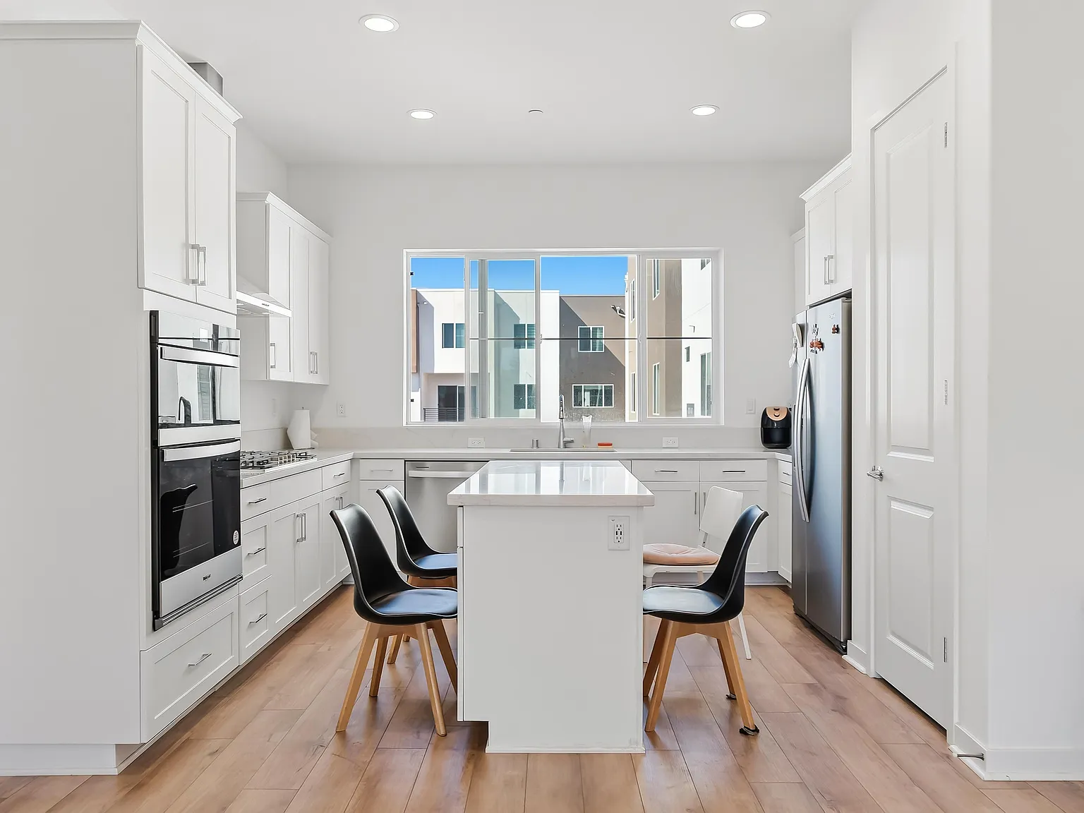 4 bed, 2054 sqft, $5,600 — Photo 4