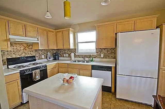 3 bed, 2.5 bath, 1422 sqft, $1,895 — Photo 4