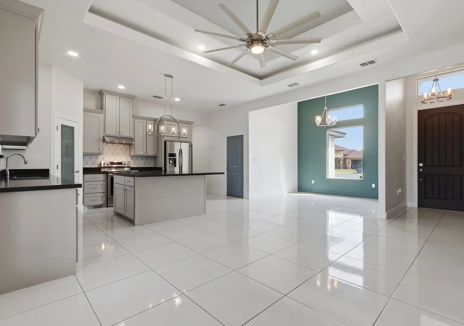 For Lease - Modern Comfort Meets Prime Location — Photo 4