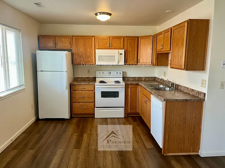 1015 Western Dr — Photo 3