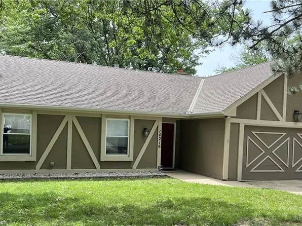 14216 S Summertree Ln, Olathe, KS 66062