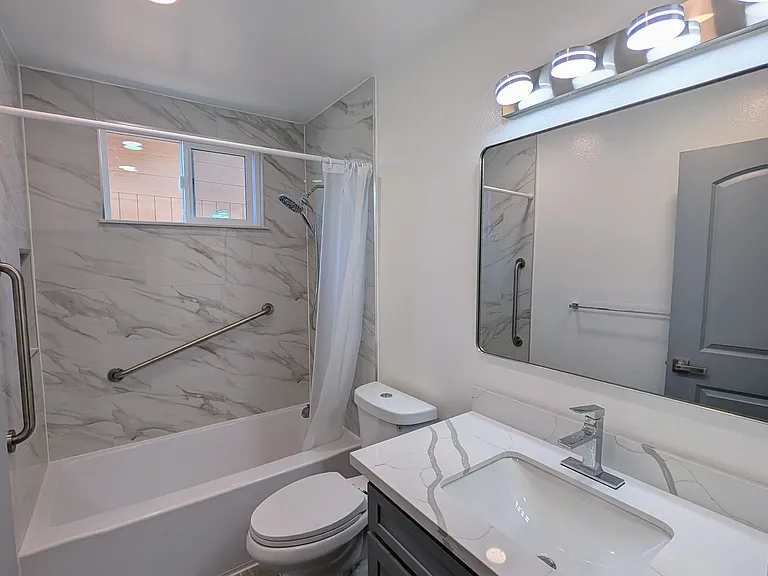 1385 Sprague St — Photo 2