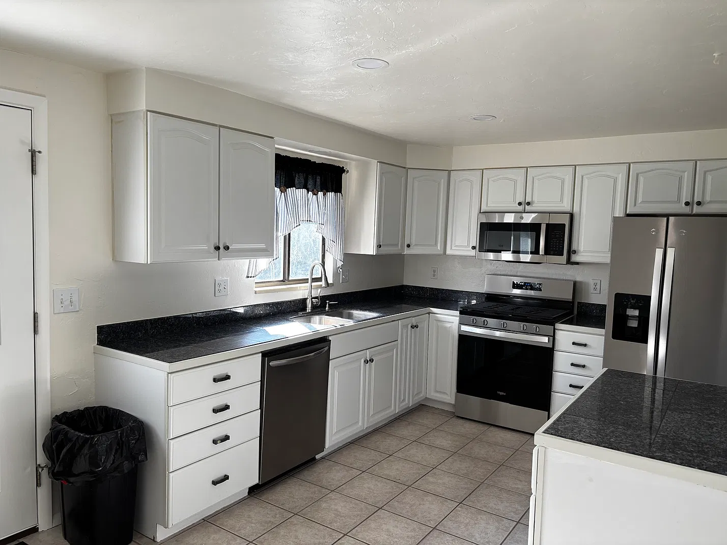 5 bed, 2364 sqft, $2,350 — Photo 2