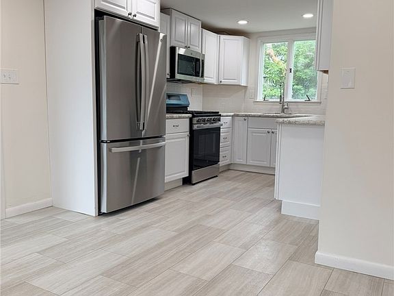 5th image of 376 Brewster St