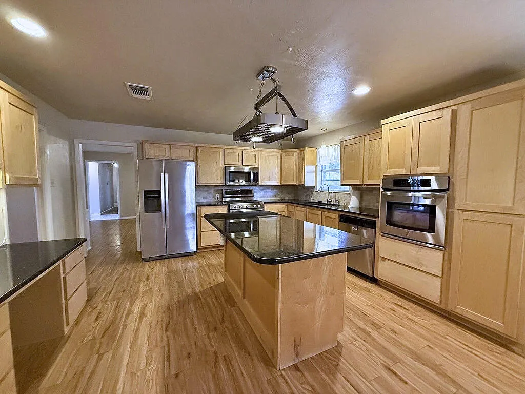 4 bed, 2.0 bath, 2442 sqft, $3,000 — Photo 4