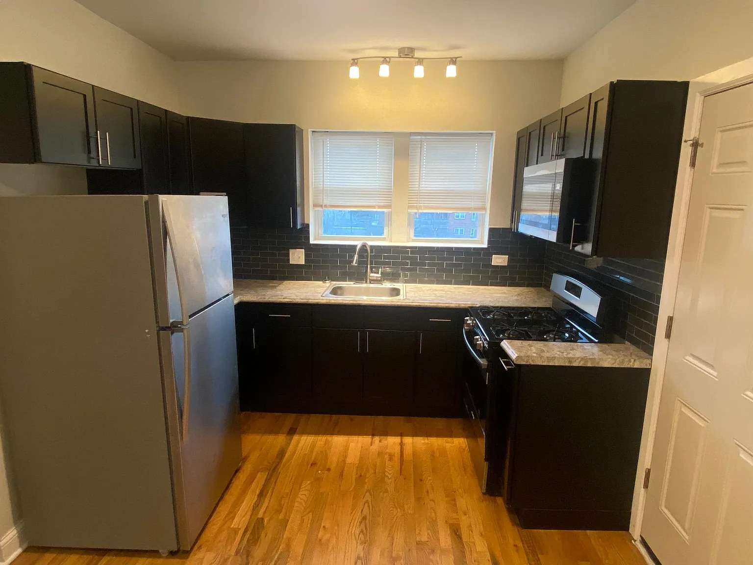 2 bed, 850 sqft, $1,300 — Photo 3