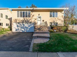 22 Fishermans Dr, Port Washington, NY 11050